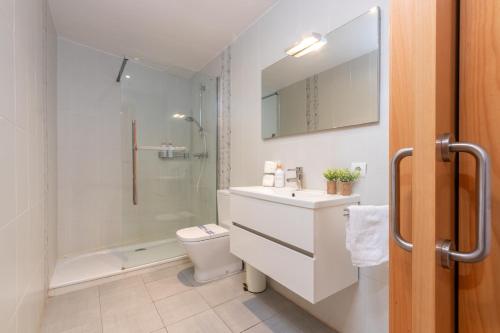 ein Bad mit einem Waschbecken, einer Dusche und einem WC in der Unterkunft I Apartamento frente al mar en playa Tamariu in Tamariu