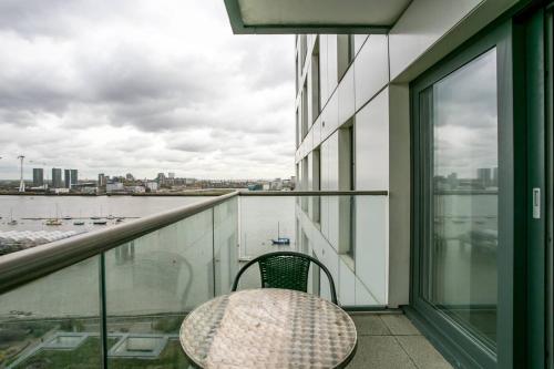 Un balcon sau o terasă la GuestReady - Comfort by the Thames, w/ Balcony