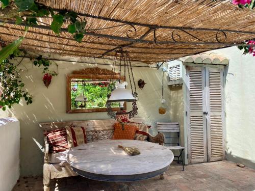 a patio with a table and chairs and a window at Casa Stardust & cottages in Quelfes