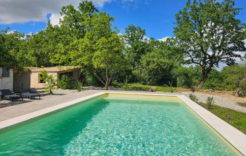 une piscine dans l'arrière-cour d'une maison avec des arbres dans l'établissement 3 Bedroom Beautiful Home In Barjac, à Barjac