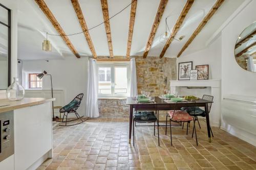 une cuisine et une salle à manger avec une table et des chaises dans l'établissement GuestReady - Sublime 2BR in the heart of Old Lyon, à Lyon