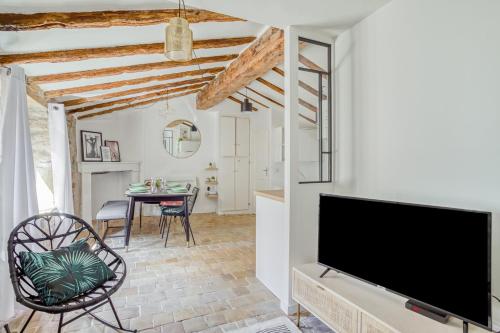 un salon avec une télévision à écran plat et une table dans l'établissement GuestReady - Sublime 2BR in the heart of Old Lyon, à Lyon