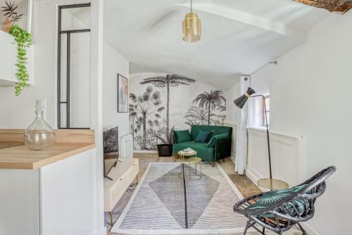 - un salon avec un canapé vert et un fauteuil vert dans l'établissement GuestReady - Sublime 2BR in the heart of Old Lyon, à Lyon