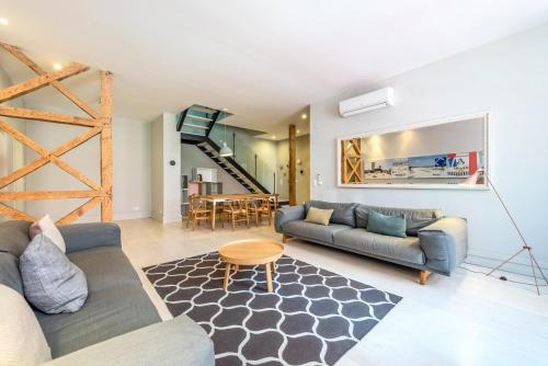 sala de estar con sofá y mesa en GuestReady - Newly Renovated 3BR Apartment – Chiado, en Lisboa