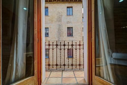 パンプローナにあるCasa Ana Mari II by Clabaoの窓から建物の景色を望めます。