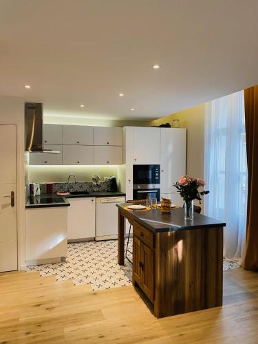 - une cuisine avec un îlot au milieu d'une pièce dans l'établissement Douillet et coquet appartement climatisé - Parking privé sur réservation - Centre Montpellier, à Montpellier