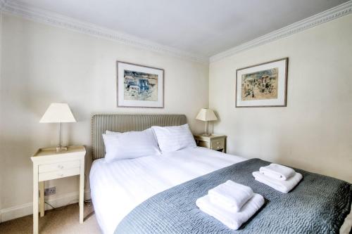 Giường trong phòng chung tại GuestReady - Classic Charm near Holyrood Park
