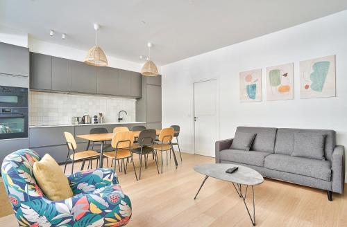 un salon avec un canapé et une table dans l'établissement GuestReady - Modern flat near Latin Quarter!, à Paris