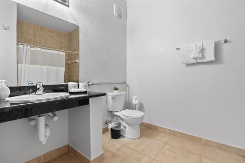 Near Disney w/ pool-3BR/2BA-Spacious & Cozy Condo photo 36