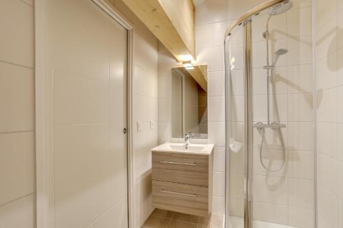 une salle de bain avec douche et lavabo dans l'établissement 4 Eléments 4ED301 MODERN & CHARMING 6 Pers, à Châtel