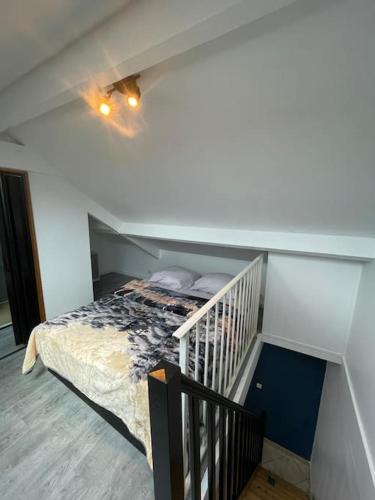 - une chambre avec un lit et un escalier dans l'établissement Sweet Harmony - Appart spacieux, à Aulnay-sous-Bois