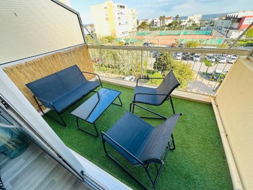 - un balcon avec deux chaises, une table et des chaises dans l'établissement Studio vue mer avec WIFI, à Mauguio