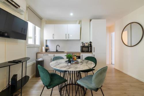 - une cuisine avec une table et des chaises vertes dans la chambre dans l'établissement B1#Two Bedrooms#Champs Elysées#Arc de Triomphe#AC, à Paris