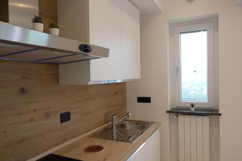 una cocina con fregadero y ventana en Casa Nuvola, en Vietri