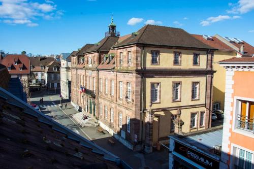 une vue de tête sur un vieux bâtiment d'une ville dans l'établissement T3 plein de charme au cœur de Montbéliard, à Montbéliard