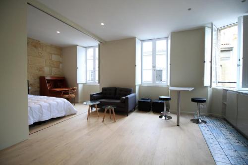 1 dormitorio con 1 cama, 1 sofá y 1 silla en GuestReady - Charming apartment in Place de la Comédie, en Burdeos