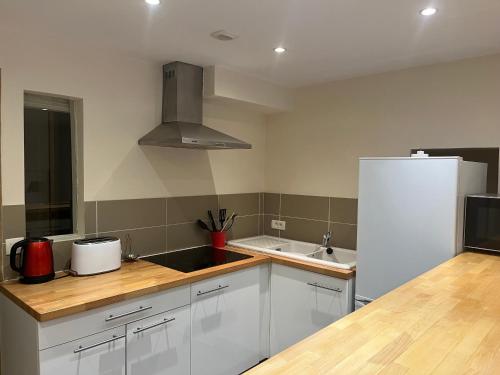 une cuisine avec un réfrigérateur blanc et un évier dans l'établissement appartement refait neuf meublé 2 pieces, à Rueil-Malmaison