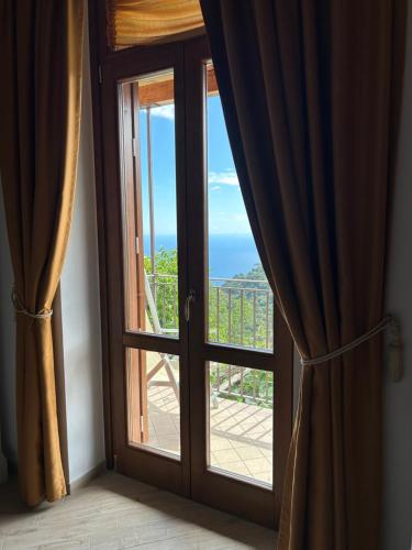 an open door with a view of the ocean at Agriturismo Orrido di Pino in Agerola