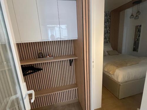 une petite chambre avec un lit et un placard dans l'établissement Eiffel tour Cosy Bali, à Paris