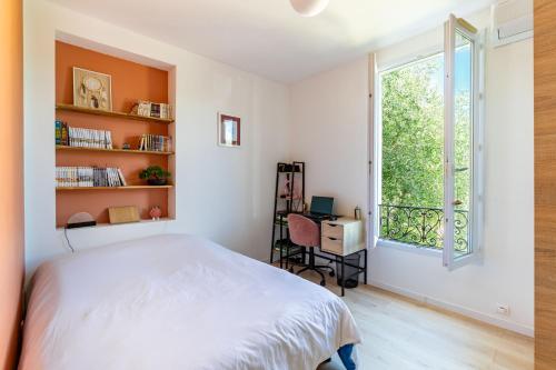 une chambre avec un lit, une fenêtre et un bureau dans l'établissement Villa Summertime, à Nice