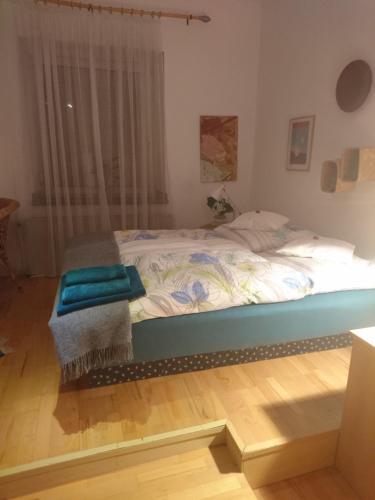 Cama en habitación con marco azul en Down-Town-Oasis, en Düsseldorf