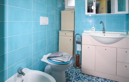 uma casa de banho azul com um WC e um lavatório em 3 Bedroom Stunning Apartment In Roccaspinalveti em Villa Santa Maria