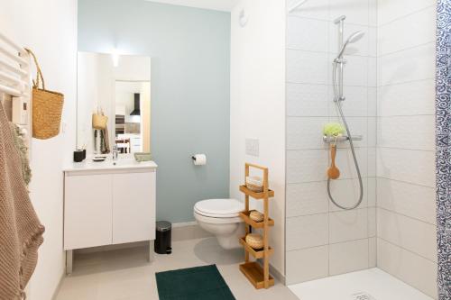 une salle de bain avec toilettes et douche dans l'établissement La belle vue, à Colmar