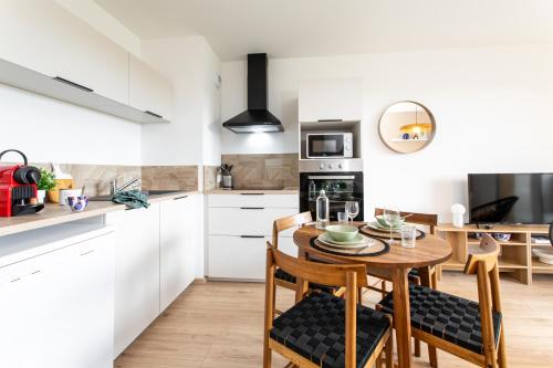 une cuisine et une salle à manger avec une table et des chaises dans l'établissement La belle vue, à Colmar