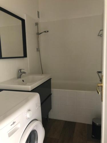 une salle de bain avec toilettes et lavabo et une machine à laver dans l'établissement appartement vue mer, à Saint-Tropez