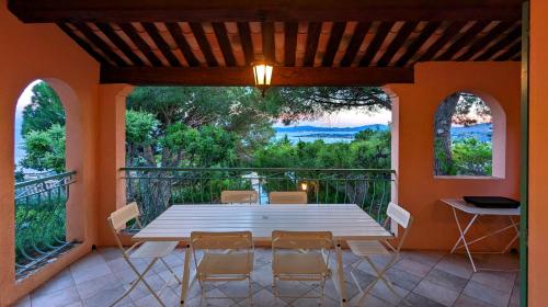 une table et des chaises sur un balcon avec vue dans l'établissement Villa Les Trois Chênes, piscine privée & vue mer sur Golfe de Saint Tropez, aux Issambres