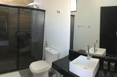 聖若昂－巴蒂斯塔－杜格羅里亞的住宿－Pousada Lobo Guará，浴室配有卫生间、盥洗盆和淋浴。