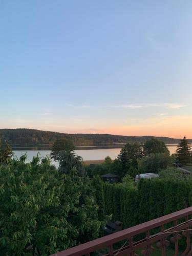 Apartamenty i pokoje z widokiem na jezioro Wielewskie