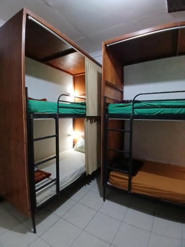 Moshi Moshi في بروبولينغو: سريرين بطابقين في غرفة مع سرير