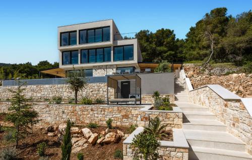 Το κτήριο όπου στεγάζεται  η παραθεριστική κατοικία