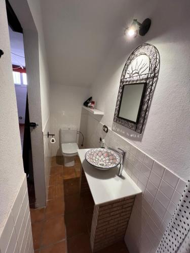 ラ・イスレタ・デル・モロにあるisleta del Moro Danielのバスルーム(洗面台、鏡、トイレ付)