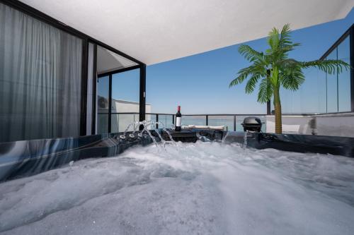 a hot tub in the middle of a house at לוי-קיישן מגוון דירות גן ופנטהאוזים וסוויטות נוף ברחוב הצנחנים in Tiberias