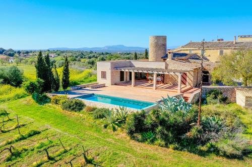 - une vue aérienne sur une maison avec une piscine dans l'établissement Villa Son Bennasar by Slow Villas, à Felanitx