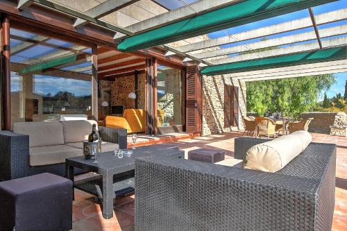 d'une terrasse avec un canapé, des chaises et une table. dans l'établissement Villa Son Bennasar by Slow Villas, à Felanitx