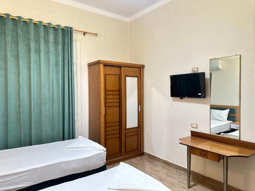 TV a/nebo společenská místnost v ubytování Zoser hostel