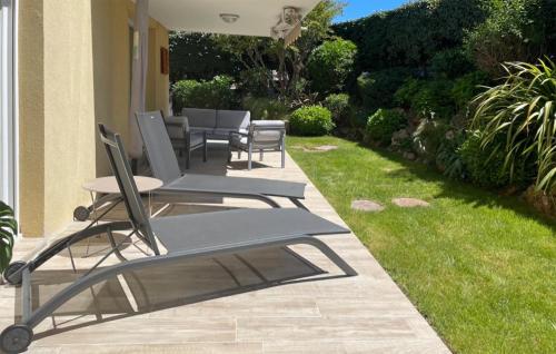 - un ensemble de chaises longues assises sur une terrasse dans l'établissement Domaine Valescia, à Valescure
