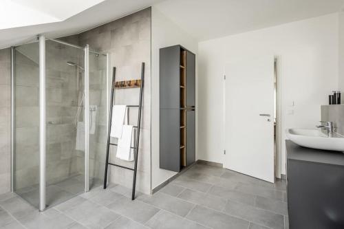 a bathroom with a shower and a sink at Sky Penthouse 07 I Aufzug I TV I Terrasse I BBQ in Hamm