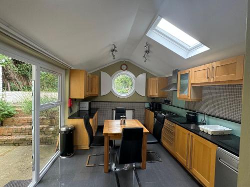 uma cozinha com uma mesa de madeira e uma janela em Elegant flat in a fantastic area em Londres