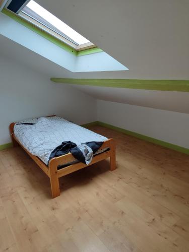 une petite chambre avec un lit dans un grenier dans l'établissement Appartement 2 chambres riorges, à Riorges