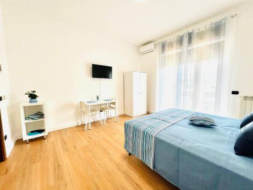 ソレントにあるAzzurrissima Home-B&b Sorrento centroのベッドとテレビ付きの机のある寝室