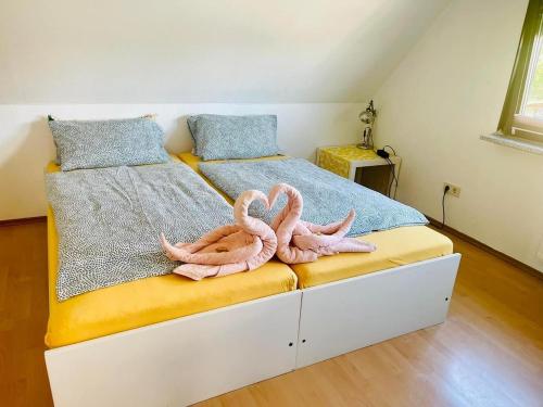zwei rosa Flamingos auf dem Bett in der Unterkunft Tarida`Guesthouse in Braunschweig