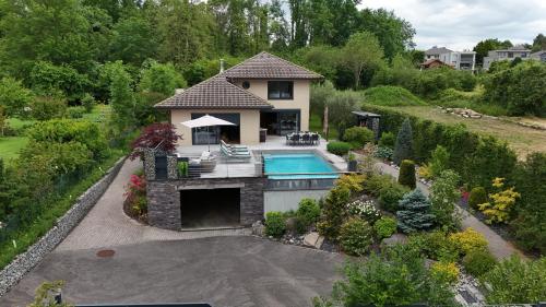 une vue aérienne d'une maison avec piscine dans l'établissement Villa Mesonke - Anthy sur Leman - Bord de lac, à Anthy