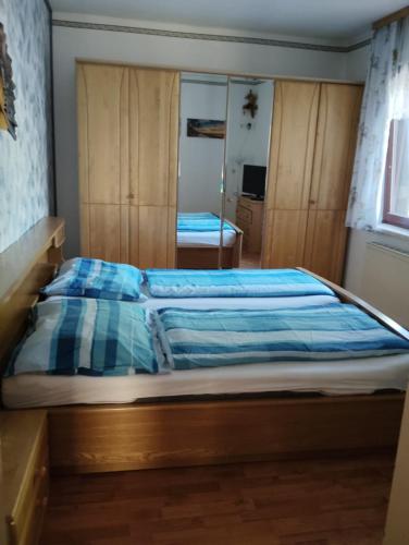1 dormitorio con 1 cama con edredón azul en Donaublick en Marbach an der Donau