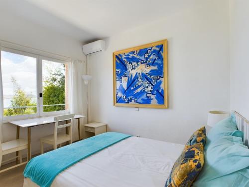 une chambre avec un lit, un bureau et une fenêtre dans l'établissement Enchanting Studio + pool St Tropez, à Saint-Tropez