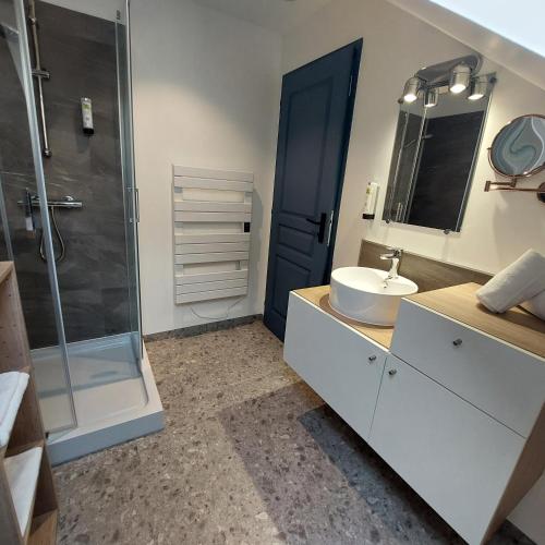 une salle de bain avec un lavabo et une douche dans l'établissement La Maison du 19 - 130m2 - Les Rosiers sur Loire - Chambres climatisées, à Les Rosiers
