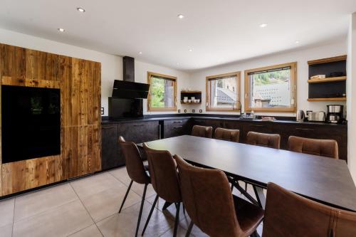 une salle à manger avec une grande table et des chaises dans l'établissement Lamartine, à Valloire